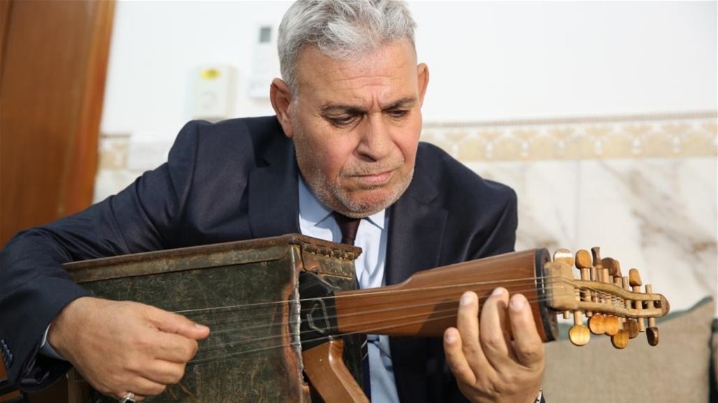 بالصور مدرس عراقي يحول بندقية كلاشينكوف لآلة موسيقية Zowaa Org
